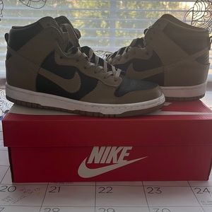 Nikes high top dunks